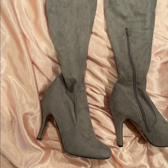 Thigh high grey suedette boots - Picture 2 of 4